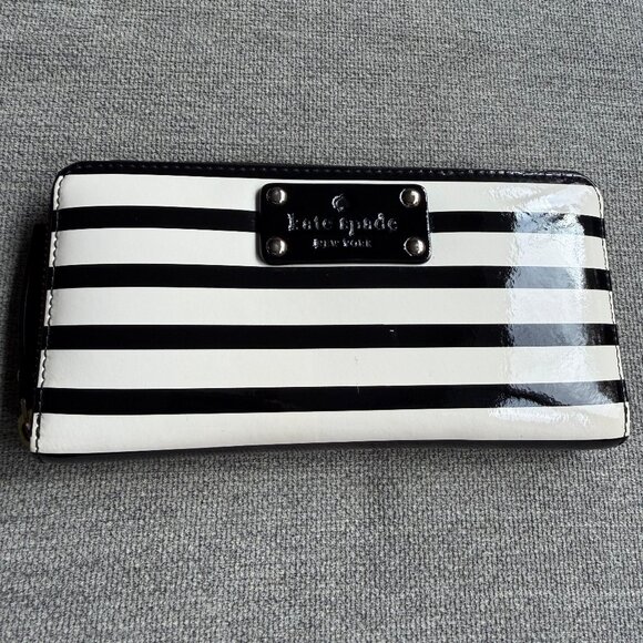 Kate Spade Zippered Wallet Black Cream Wellesley Patent Stripes - Picture 1 of 13